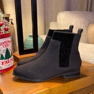Chic Vivaia Luxury Black Ankle Boots